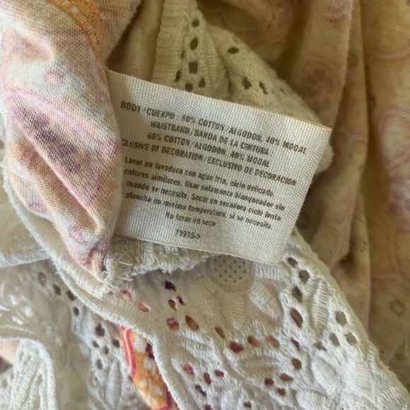 Decree| Red/Orange Paisley Pattern Top - Picture 6 of 7